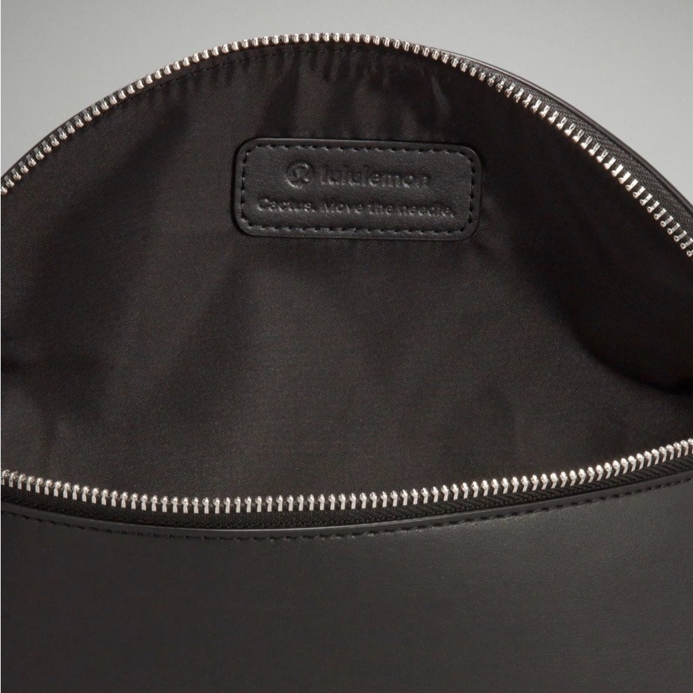 Lululemon Cactus Material Saddle Crossbody Bag 2L- Black/ Silver - Picture 4 of 6